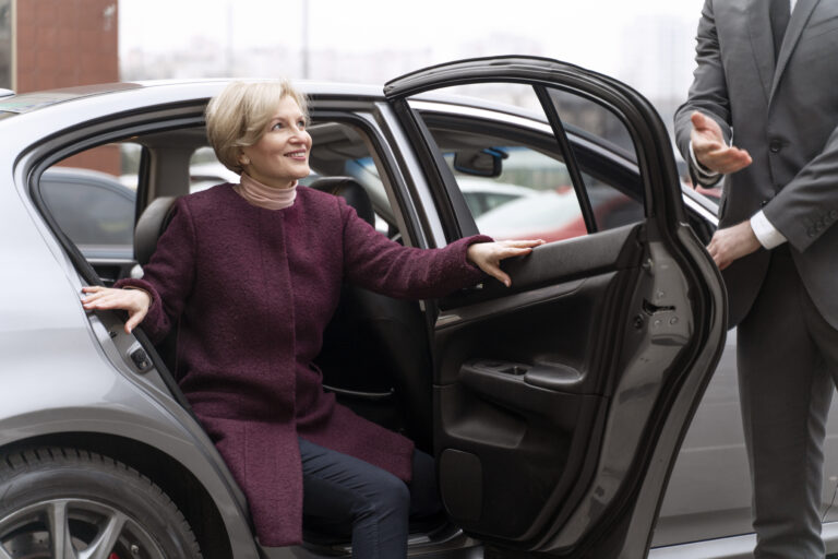 image d'un chauffeur de taxi et cliente interagissant de manière formelle
